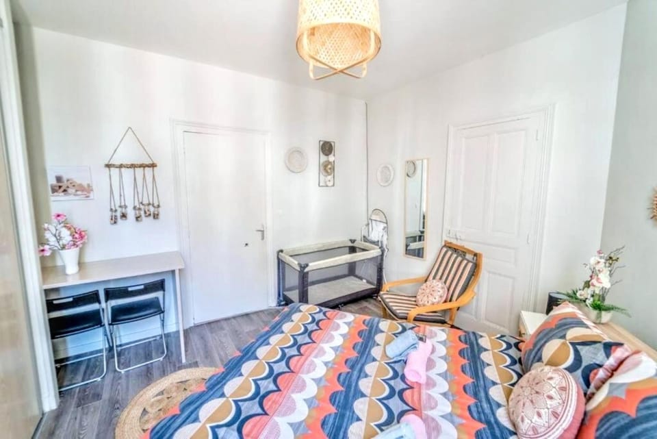 Bed, Photo of the whole room, Seating area, Bedroom, wardrobe