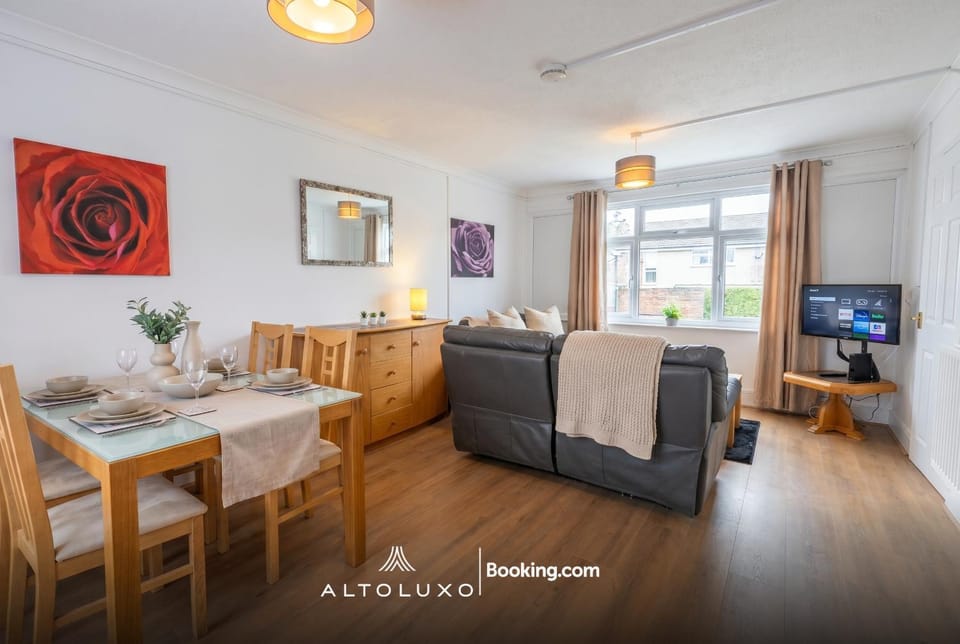 Orion's Place 3BR House By AltoLuxoExperience Short Lets & Serviced Accommodation With Free Parking Apartment in Bristol