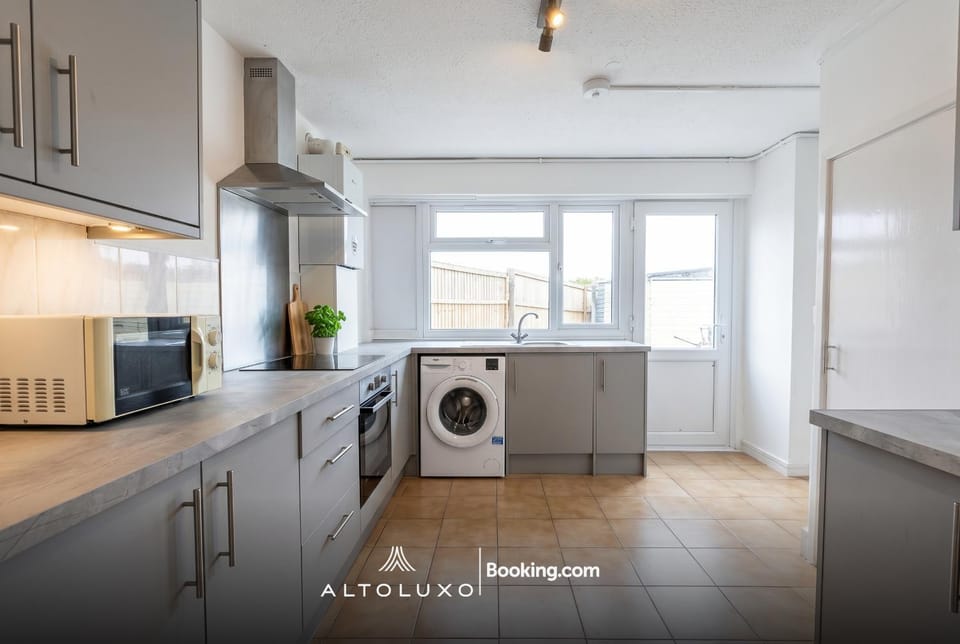 Orion's Place 3BR House By AltoLuxoExperience Short Lets & Serviced Accommodation With Free Parking Apartment in Bristol