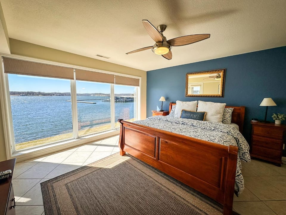 Regatta Bay Getaway-Luxury Lakefront Condo/2BD/2BA/Deck/Pool/Dock-6PP House in Village Four Seasons
