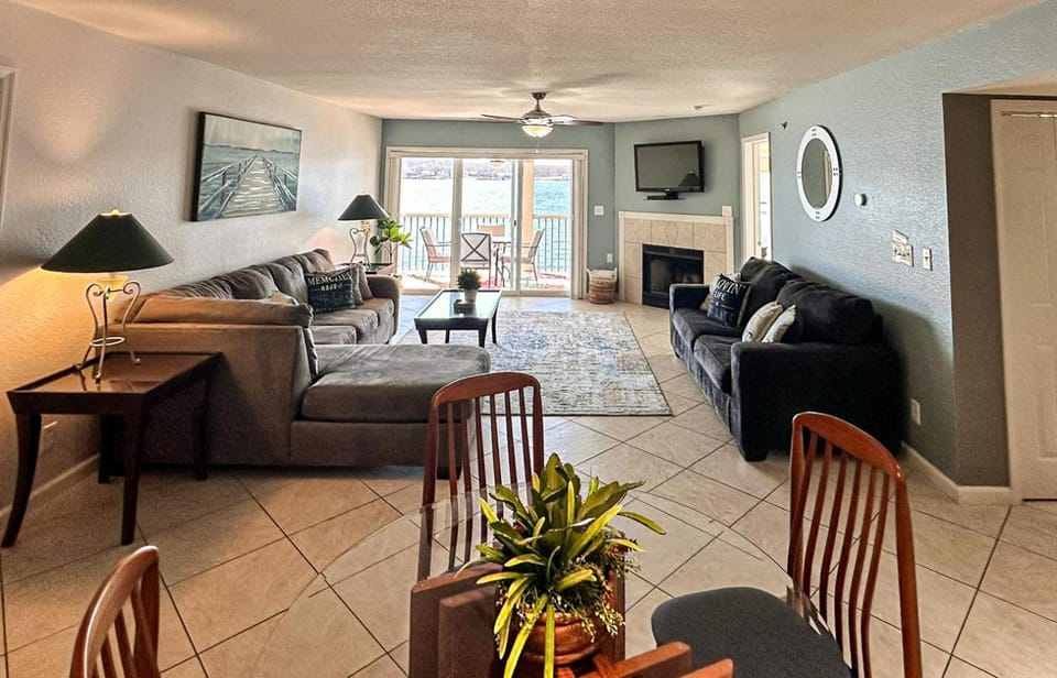 Regatta Bay Getaway-Luxury Lakefront Condo/2BD/2BA/Deck/Pool/Dock-6PP House in Village Four Seasons