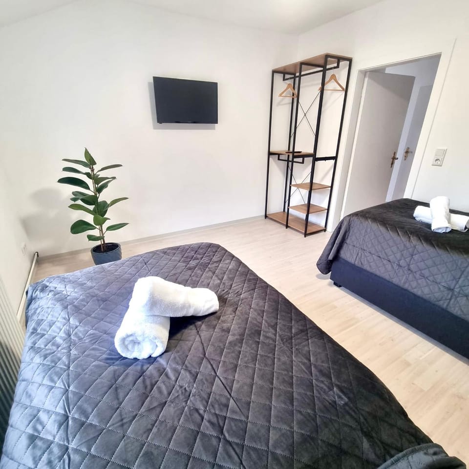 Bed, TV and multimedia, Photo of the whole room, Bedroom, towels