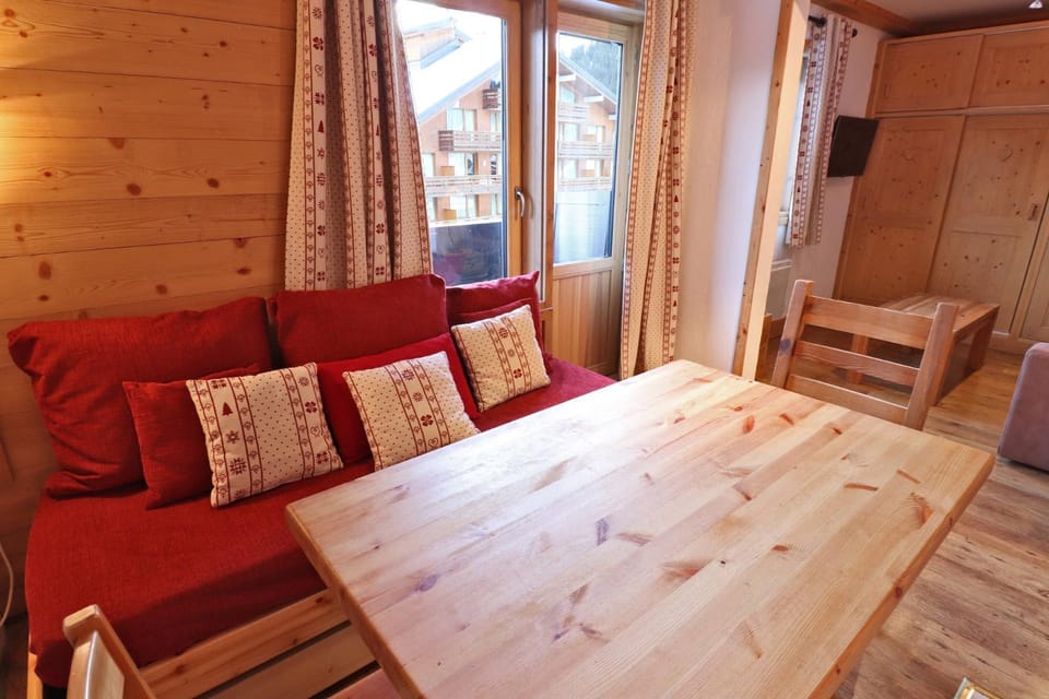 Bed, Dining area