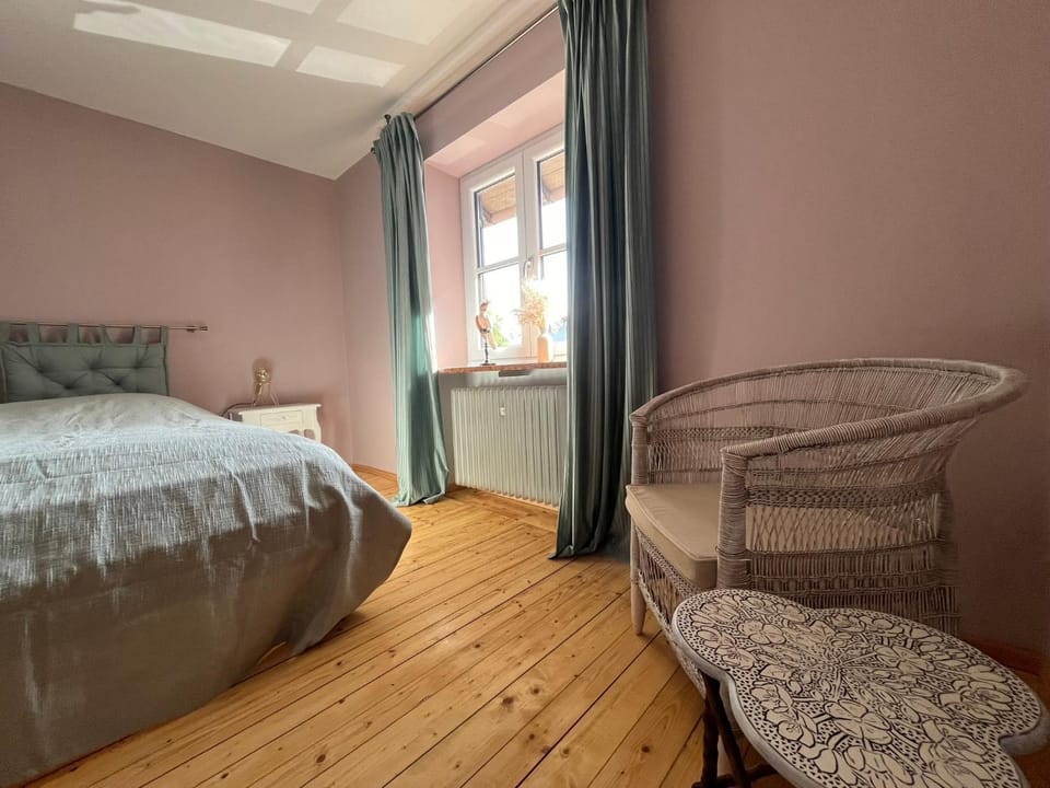Bed, Seating area, Bedroom