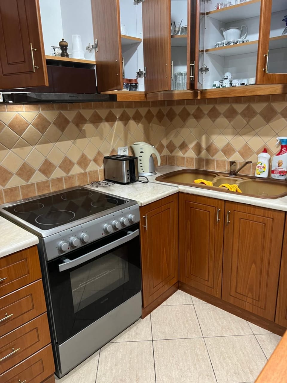 Kitchen or kitchenette, minibar, stove, toaster