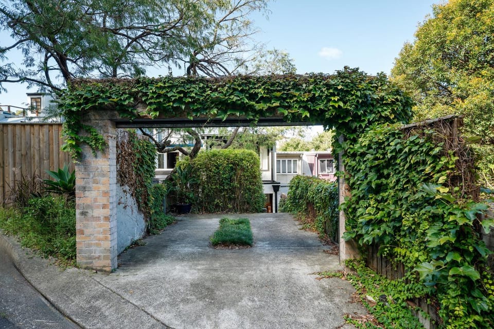 Spacious Glebe Luxe House 2BR, 2BA, Free Lockable Parking and Entertainer's Kitchen House in Sydney