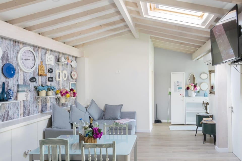 TV and multimedia, Kitchen or kitchenette, Living room, Seating area, Dining area