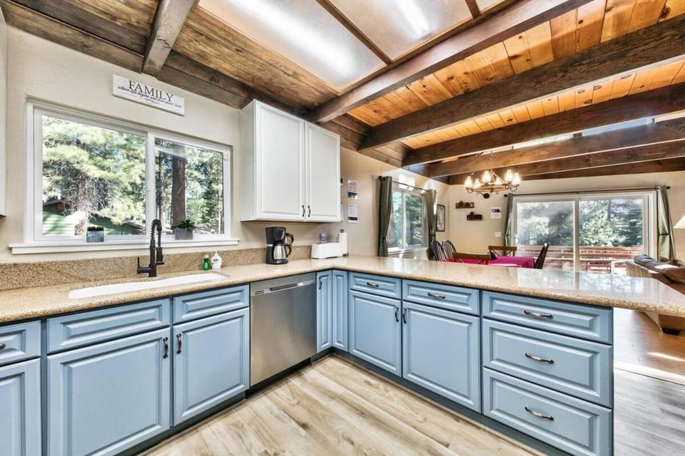 Kitchen or kitchenette, dishwasher