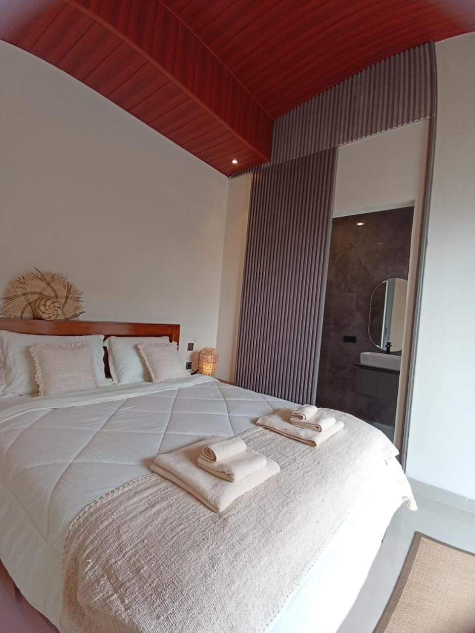 Bed, Bedroom, towels