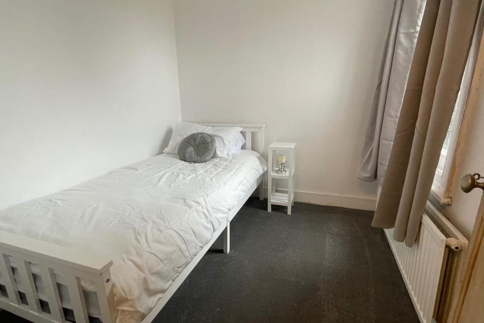 House - Sleeps 6 - Garden - Parking House in Windsor