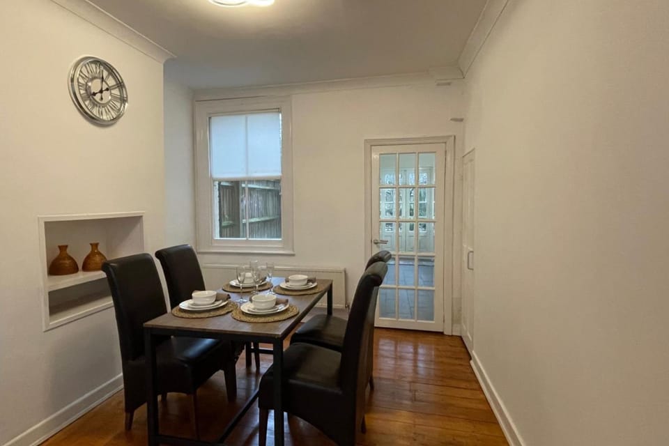 House - Sleeps 6 - Garden - Parking House in Windsor