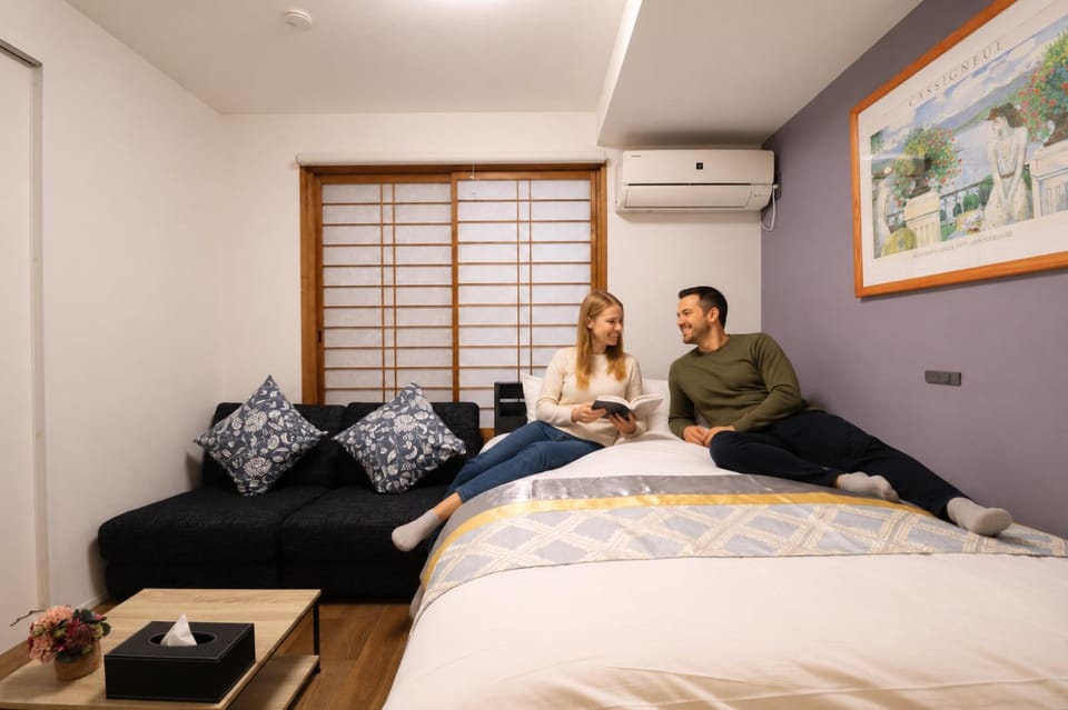 Bed, People, Bedroom, air conditioner