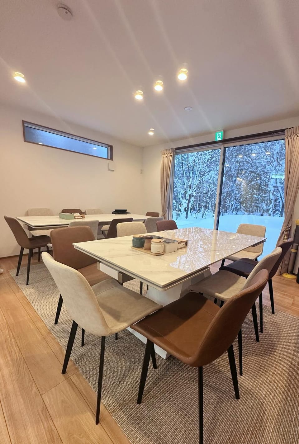 Restaurant/places to eat, Living room, Dining area