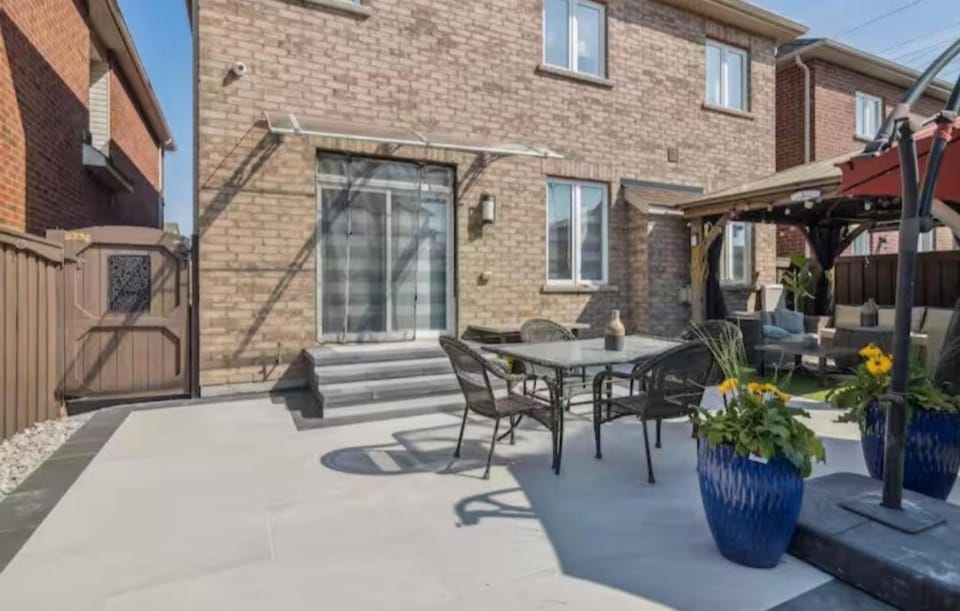 Comfortable & Cozy 2BR Hideaway Basement Appartment Apartment in Brampton