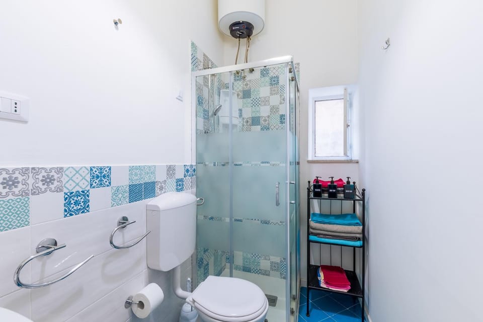 Shower, Toilet, Bathroom, bidet, towels