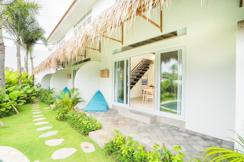 Facade/entrance, Balcony/Terrace, Pool view
