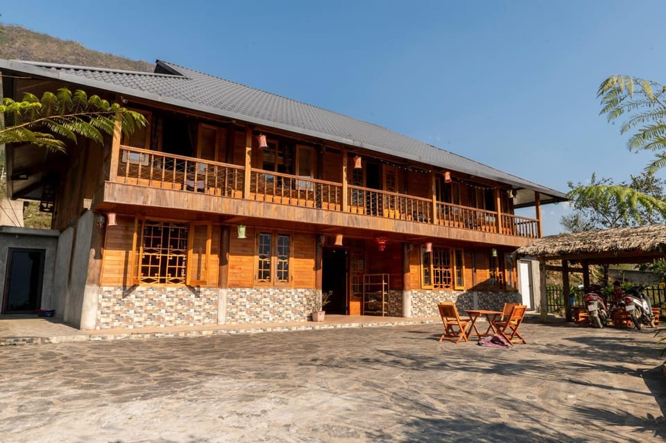 Property building, Natural landscape, Balcony/Terrace, Mountain view