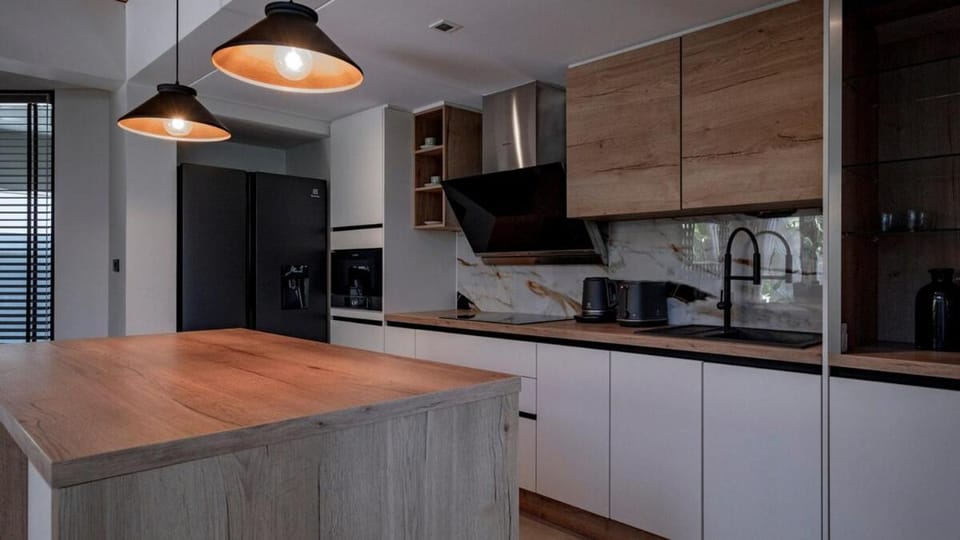 Coffee/tea facilities, Kitchen or kitchenette, dishwasher, stove