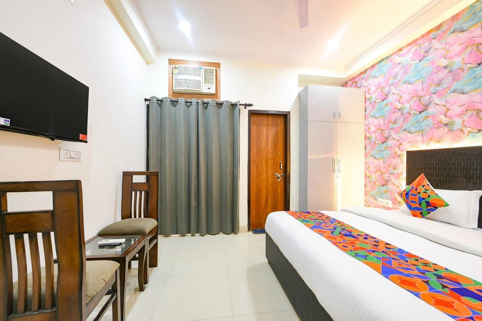 Bed, TV and multimedia, Bedroom