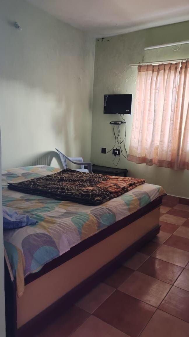 Bed, TV and multimedia, Bedroom