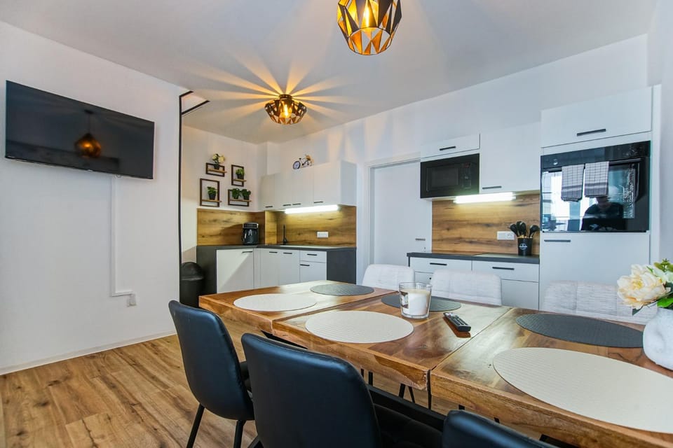 TV and multimedia, Kitchen or kitchenette, Dining area, oven, stove