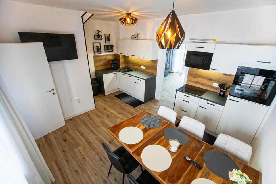 TV and multimedia, Kitchen or kitchenette, Photo of the whole room, Seating area, Dining area, oven, pet friendly, stove