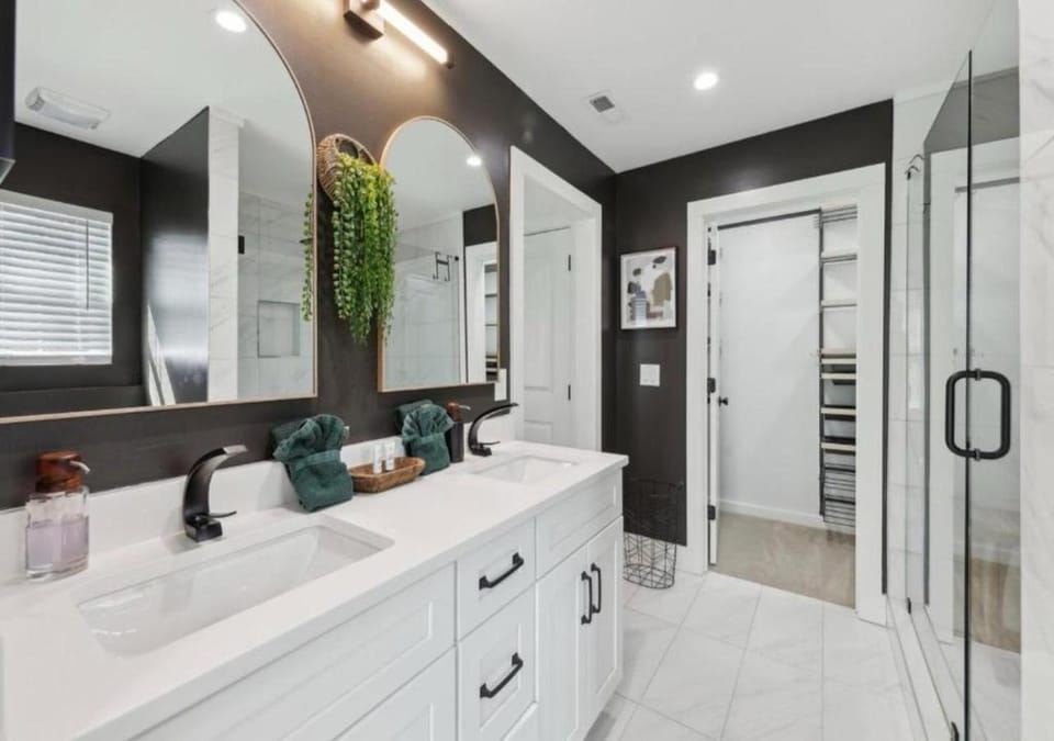Shower, Toilet, Bathroom, wardrobe