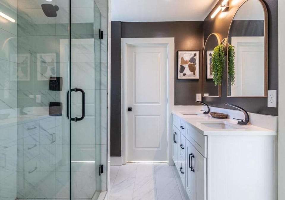 Shower, Toilet, Bathroom, wardrobe
