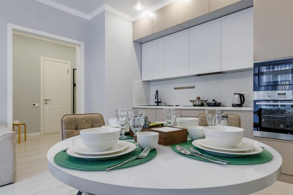 Coffee/tea facilities, Kitchen or kitchenette, Seating area, Dining area, stove