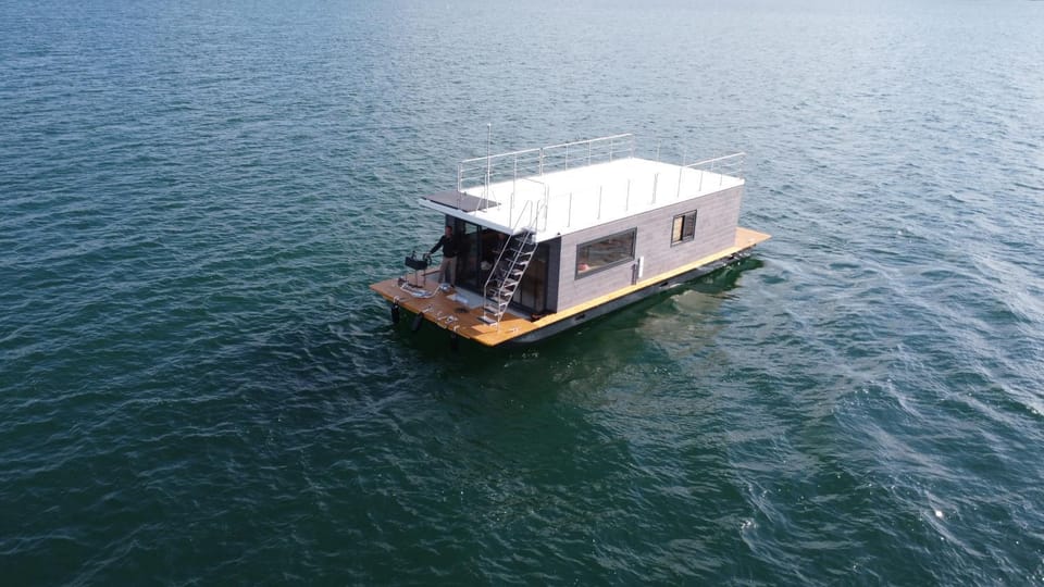 Bateau panoramique sans permis Lac du Der - Nemours Docked boat in Grand Est