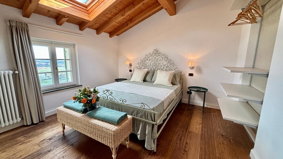 Bed, Bedroom, towels