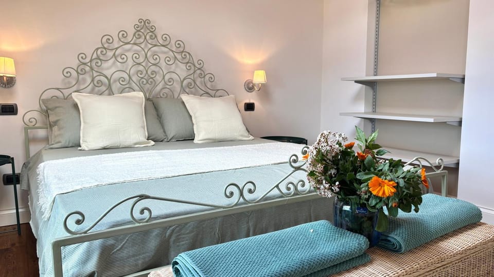 Bed, Photo of the whole room, towels