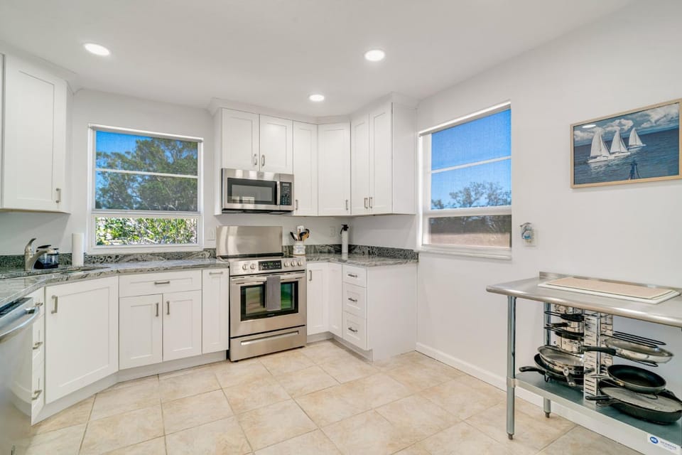 Kitchen or kitchenette, dishwasher, oven, kitchen