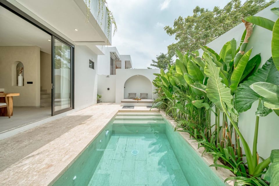 Property building, Balcony/Terrace, Pool view, Swimming pool, Swimming pool, sunbed