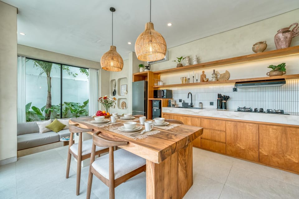 Coffee/tea facilities, Kitchen or kitchenette, Seating area, Dining area