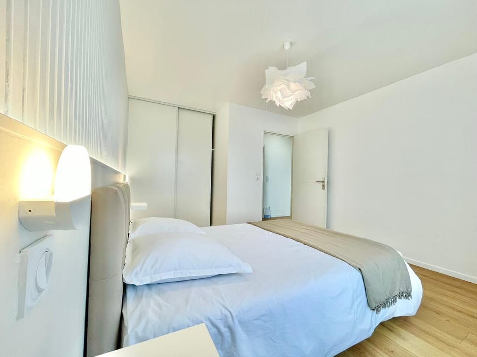 Bed, Photo of the whole room, Bedroom, wardrobe