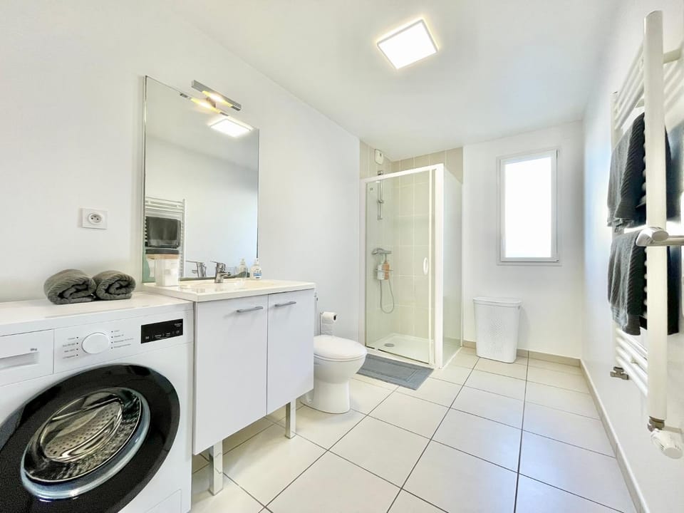 Toilet, Bathroom, washing machine