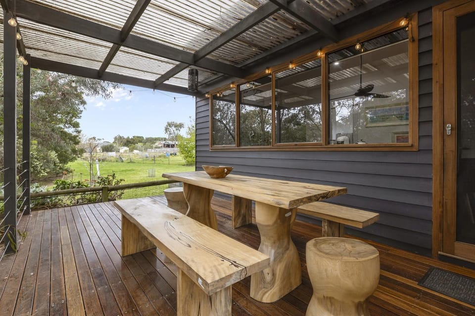 Stylish 3-Bedroom and Outdoor Grill and Pizza Oven House in Victoria