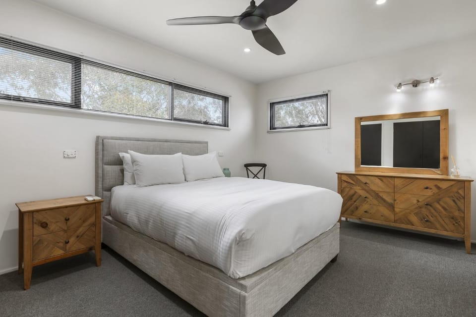 Stylish 3-Bedroom and Outdoor Grill and Pizza Oven House in Victoria