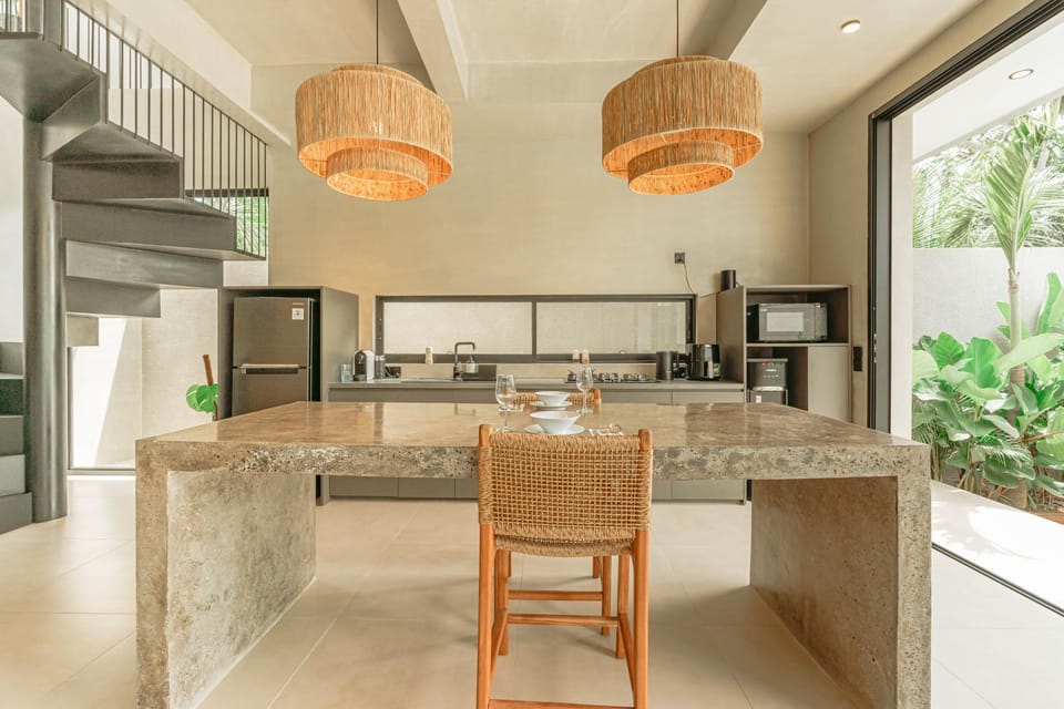 Coffee/tea facilities, Kitchen or kitchenette, Seating area, stove