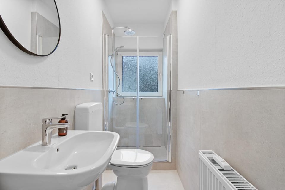 Shower, Toilet, Bathroom, towels