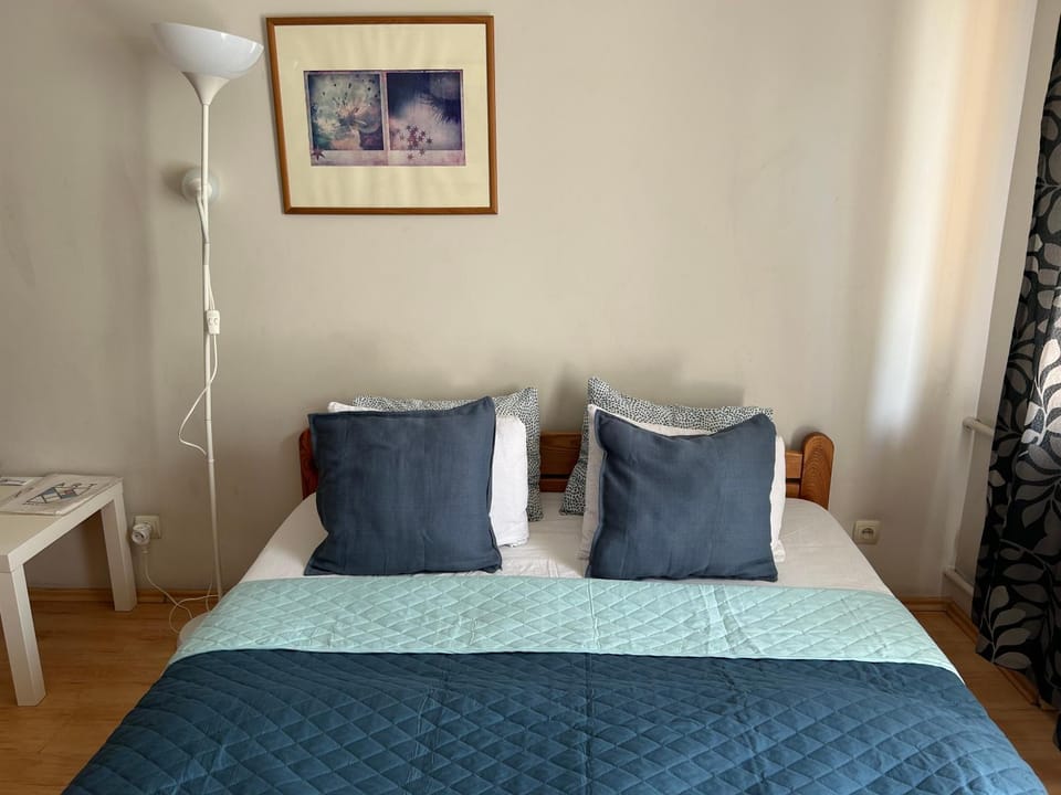 Bed, Seating area