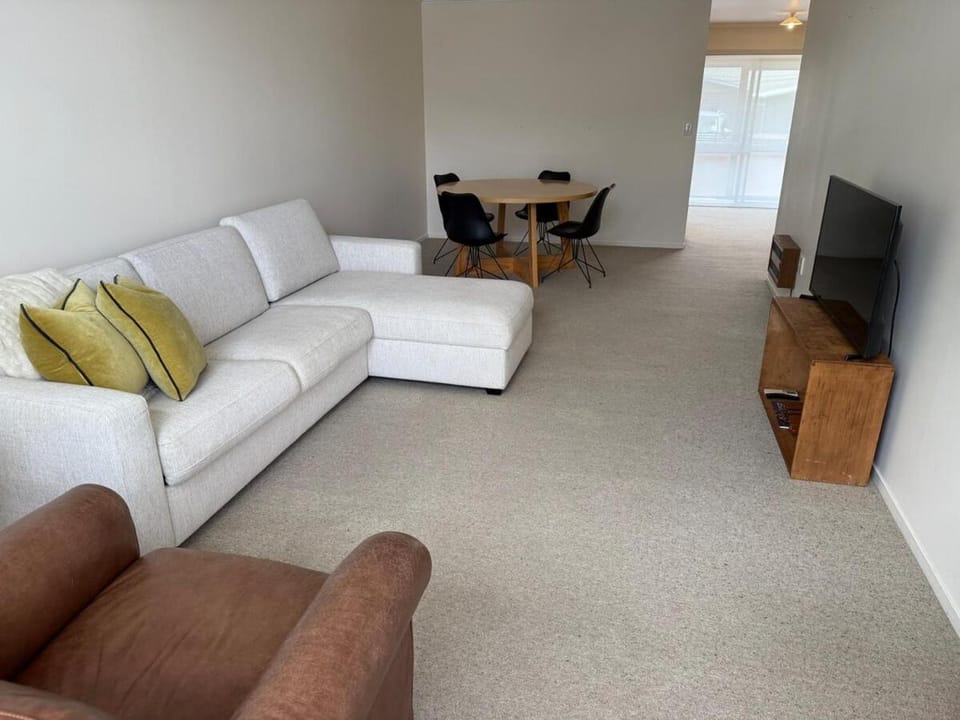 TV and multimedia, Living room, Seating area, Evening entertainment