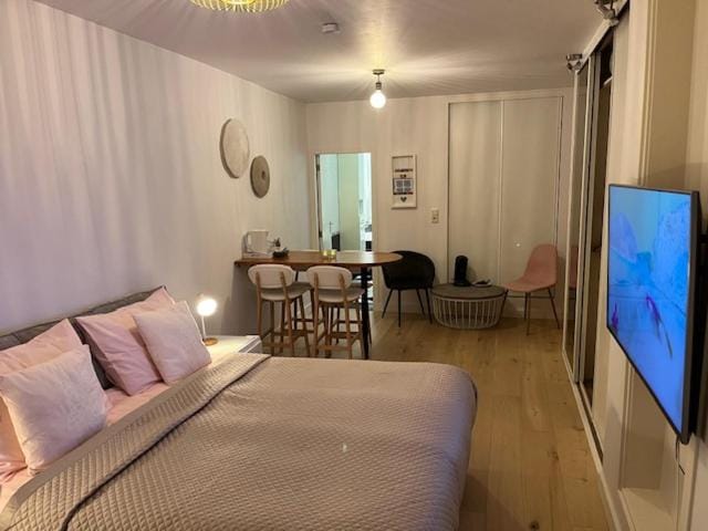 TV and multimedia, Living room, Bedroom