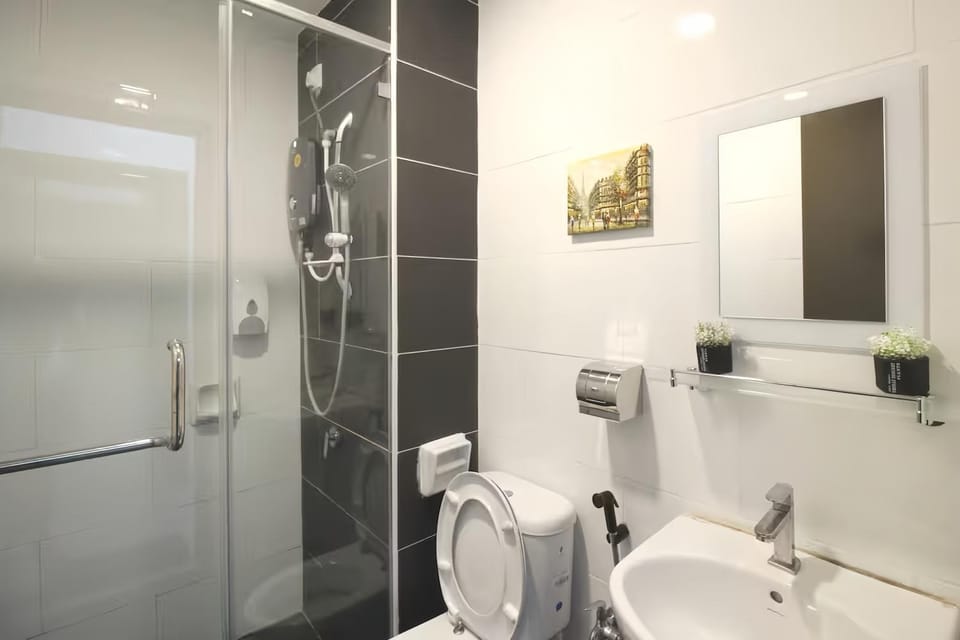 Shower, Toilet, Bathroom, towels