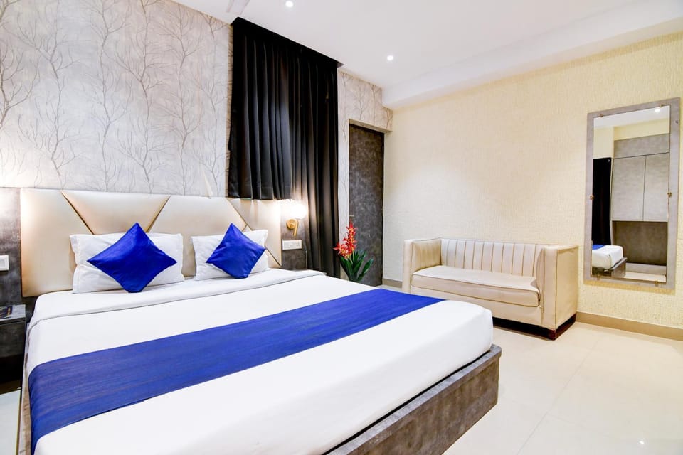 Bed, Living room, Photo of the whole room, Seating area, Bedroom