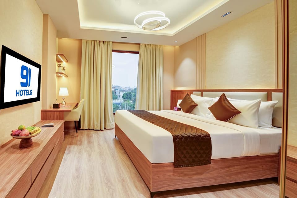 Bed, TV and multimedia, Bedroom