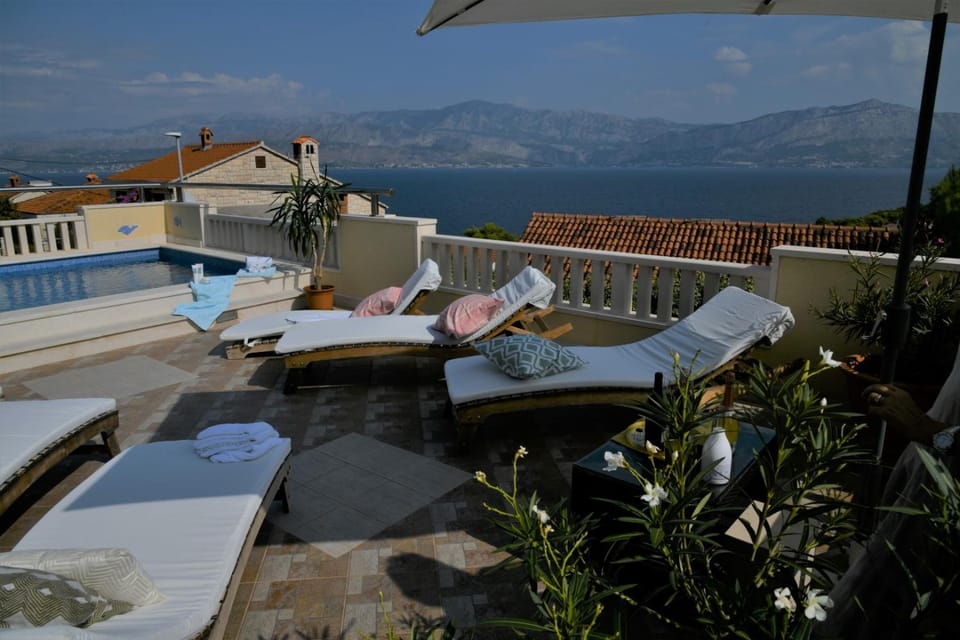 Balcony/Terrace, Swimming pool, sunbed