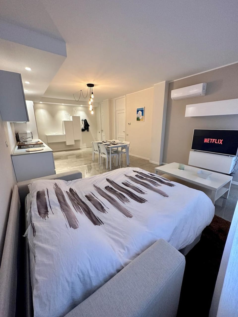 Bed, Seating area