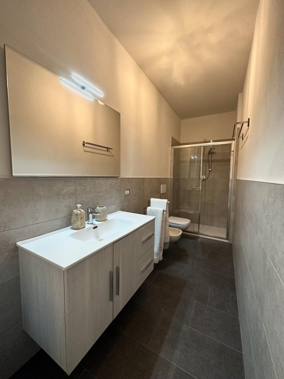Shower, Toilet, Bathroom, towels